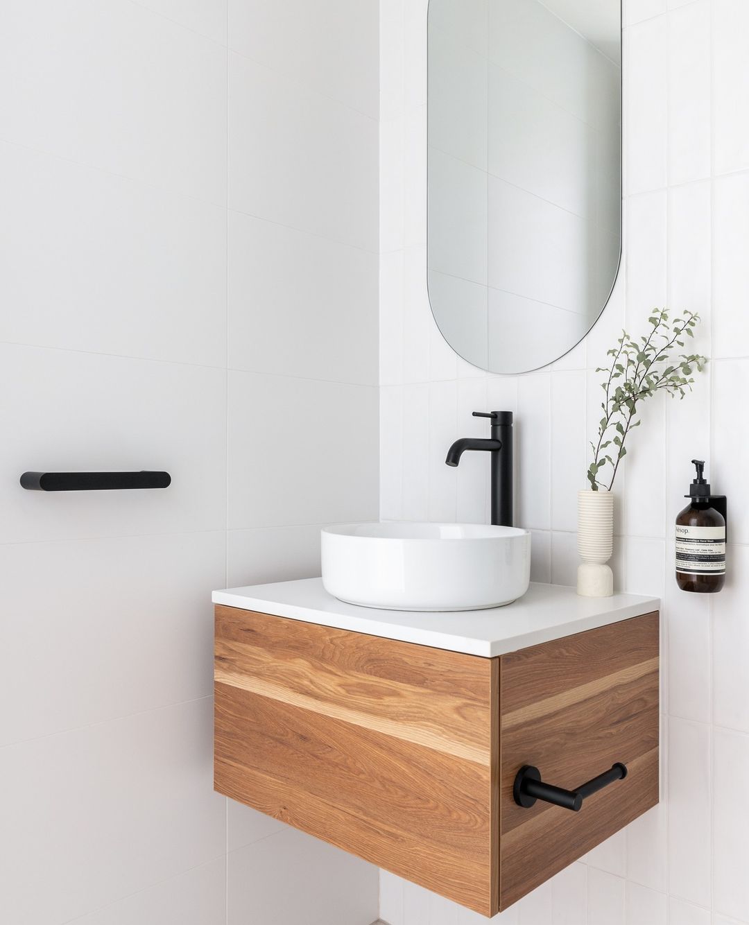 https://diyhome.com.br/wp-content/uploads/2022/09/banheiro-minimalista-abiinteriors.jpg