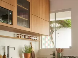 cozinha-piso-granilite-armario-madeira-e-verde-figo_interiores