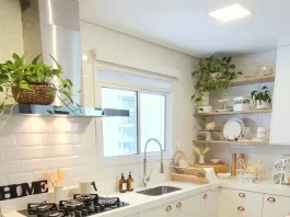 cozinha-com-revestimentos-amadeirados-armarios-branco-elasduasdecoram