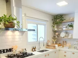 cozinha-com-revestimentos-amadeirados-armarios-branco-elasduasdecoram