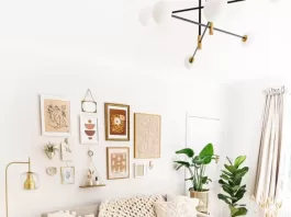 sala-estar-manta-sofa-tapete-galeria-parede-quadros-homewithkelsey