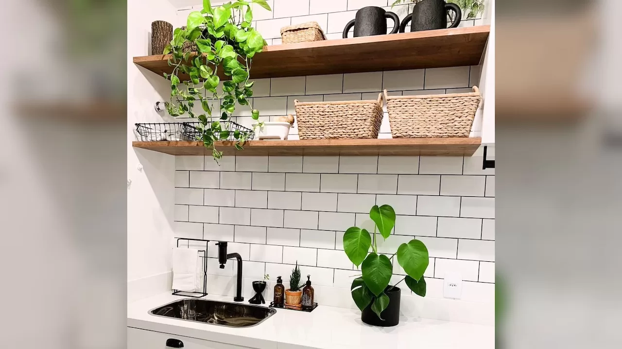 adeus-armario-tradicional-prateleiras-abertas-voltam-com-tudo-na-decoracao